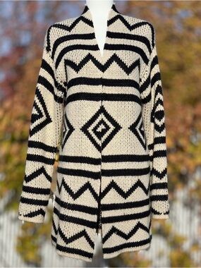 Roxy Black & Cream Geometric Tribal Pattern Chunky Open Front Long Cardigan, M